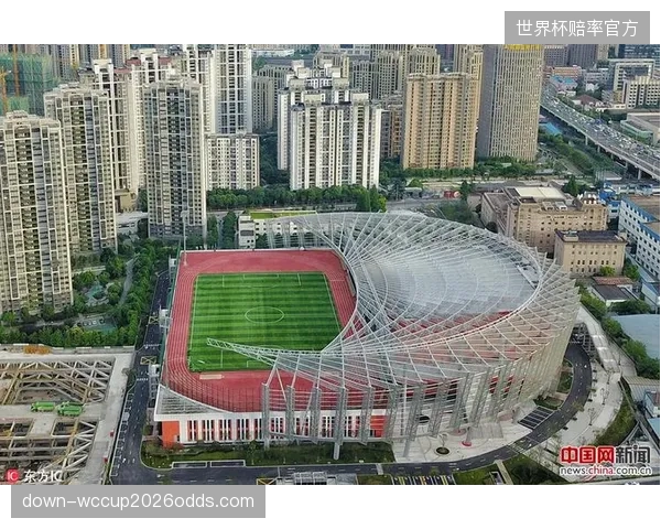 上海市民体育公园足球场启用无人值守系统，市民凭小程序预定二维码即可扫码入场，优化用户体验